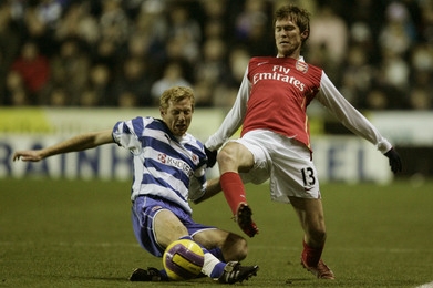 Brynjar Gunnarsson z Readingu (vlevo) s Alexanderem Hlebem. 