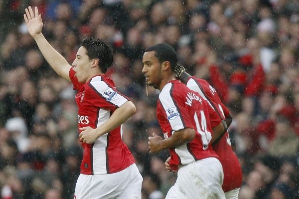 Samir Nasri se raduje se spoluhráči ze vstřelné branky Manchesteru.