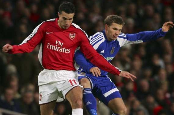 Robin Van Persie z Arsenalu (vlevo), autor dvou gólů do sítě Chelsea.