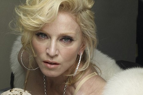 Madonna se snaží být i v padesáti letech stále sexy.