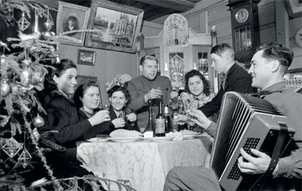 A takto slavila selská mládež pod Moskvou roku 1948. A takto slavila selská mládež pod Moskvou roku 1948.