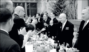 Chru&scaron;čov oslavuje př&iacute;chod nov&eacute;ho roku v Kremlu, 1963.
