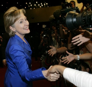 Clintonov&aacute; se chyt&aacute; v&scaron;ech natažen&yacute;ch rukou.