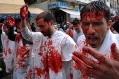 Šíitští muslimové si smutečními průvody v úterý připomínali smrt imáma Husajna ze sedmého století.