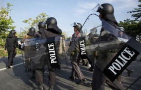 Policie u letišť zatím nezasahuje a spíše ustupuje.