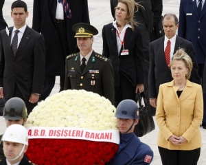 Clintonová nezapomněla ani na povinnosti. Kladení věnců Ataturkovi.