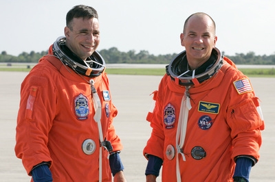 Členové posádky raketoplánu Atlantis - pilot Lee Archambault a velitel Rick Sturckow.