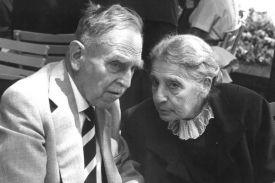 Otto Hahn a Lise Meitnerov&aacute; na pov&aacute;lečn&eacute;m sn&iacute;mku