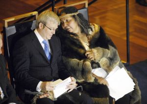 Premiér Kevin Rudd hovoří s Matildou z kmene Ngunnawal.