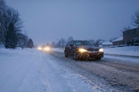 Od února 2009. Svítit i ve dne, na sněhu zimní pneumatiky.