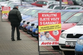 Autobazary lákají na slevy.