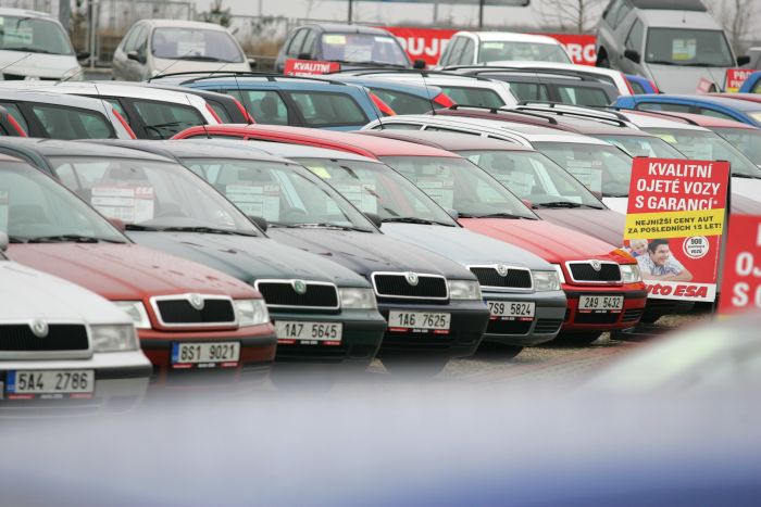 Autobazary lákají na slevy.