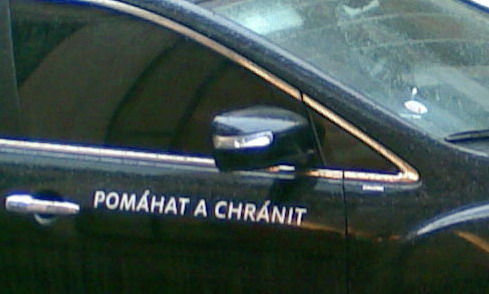 Kolem nápisu Pomáhat a chránit se ihned rozpoutala diskuze.