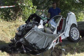 Z auta zbyla po nárazu do stromu hromada šrotu.