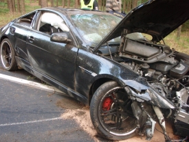 Z BMW zbyla po nehodě hromádka šrotu.