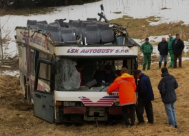 Vyprošťování patrového autobusu.