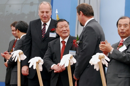 Předseda představenstva jihokorejské automobilky Hyundai Motor Company Čong Mong-ku (třetí zprava), ministr průmyslu a obchodu Martin Říman (druhý zprava) a hejtman Moravskoslezského kraje Evžen Tošenovský (čtvrtý zprava) symbolickým výkopem zahájili 25. dubna výstavbu automobilového závodu v Nošovicích na Frýdecko-Místecku.