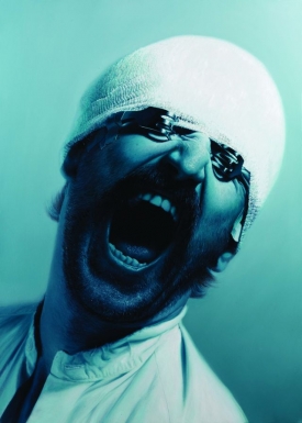 Gottfried Helnwein: Autoportr&eacute;t, 2008, olej a akryl na pl&aacute;tně.