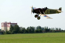 Milan Mikulecký doletěl s Avií BH 5 z Prahy do Bruselu.