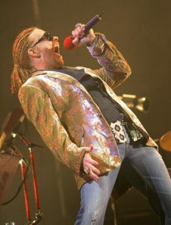 Axl Rose, jeden z přež&iacute;vaj&iacute;c&iacute;ch exempl&aacute;řů rockov&eacute; hvězdy.