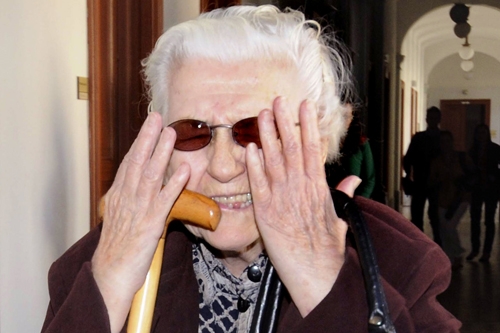 Ludmila Brožová-Polednová se brání fotografování.