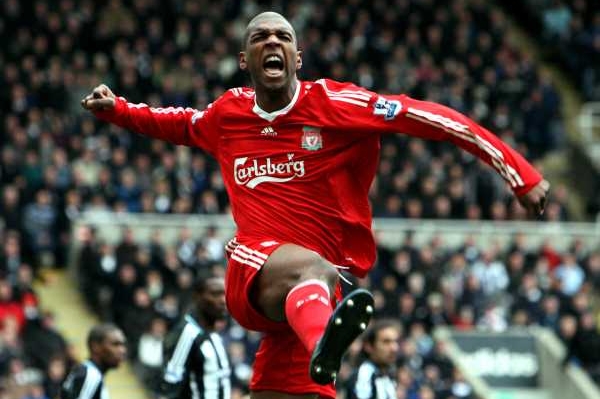 Ryan Babel z Liverpoolu oslavuje vstřelený gól.