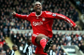 Ryan Babel z Liverpoolu oslavuje vstřelený gól. Ryan Babel z Liverpoolu oslavuje vstřelený gól.