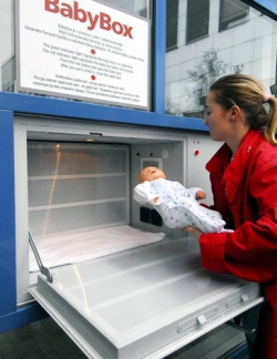 Zdravotnice předvádí správné použití baby boxu.