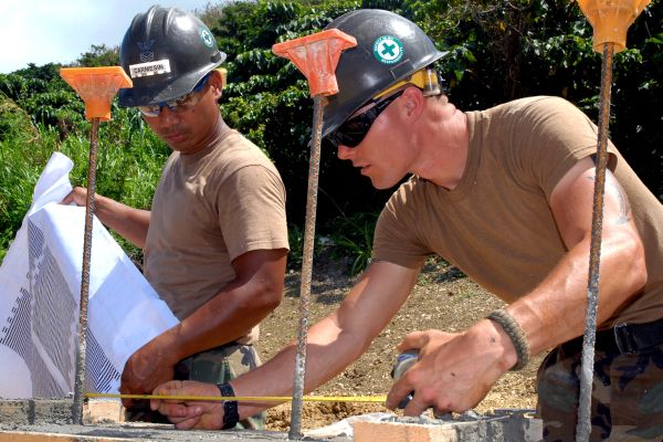 Nejen bojové akce. Příslušníci americké armády při stavebních pracech.