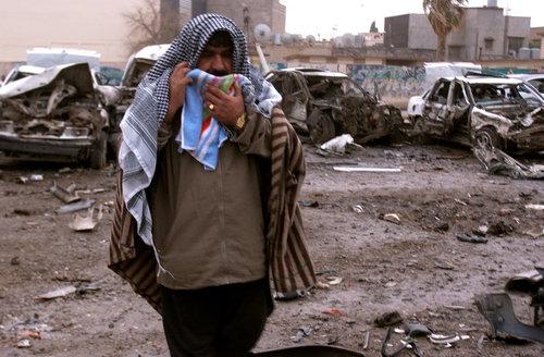 Muž po explozi v městě Kirkuk severně o Bagdádu, nálož umístěná v autě v pondělí 29. ledna zabila šeset lidí a devatenáct zranila. Muž po explozi v městě Kirkuk severně o Bagdádu, nálož umístěná v autě v pondělí 29. ledna zabila šeset lidí a devatenáct zranila.
