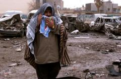 Muž po explozi v městě Kirkuk severně o Bagd&aacute;du, n&aacute;lož um&iacute;stěn&aacute; v autě v ponděl&iacute; 29. ledna zabila &scaron;eset lid&iacute; a devaten&aacute;ct zranila.