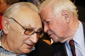 Egon Bahr s německým exkancléřem Helmutem Schmidtem, 2007.