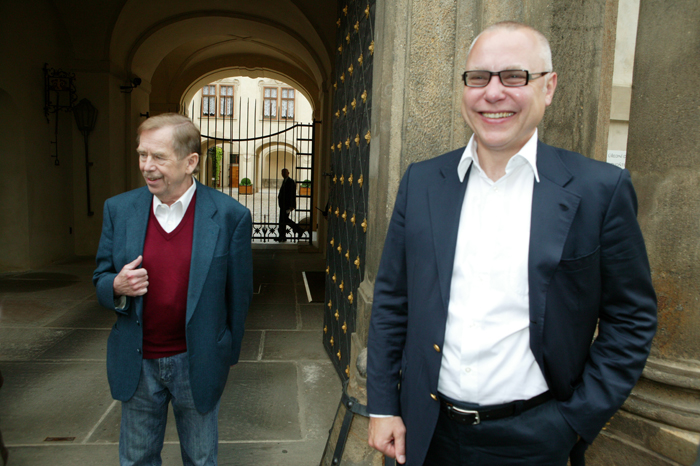 Václav Havel a Zdeněk Bakala odcházejí z jednání s ministrem kultury.