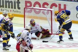 Jaroslav Balštík (u branky) v zápase Zlína se Slavií