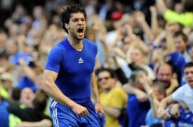Michael Ballack se raduje z první branky do sítě Manchesteru United.