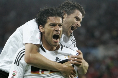 Michael Ballack pohřbil naděje domácích hráčů na postup. Michael Ballack pohřbil naděje domácích hráčů na postup.