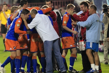 Hráči Baníku Ostrava se radují spolu s trenérem Karlem Večeřou Hráči Baníku Ostrava se radují spolu s trenérem Karlem Večeřou