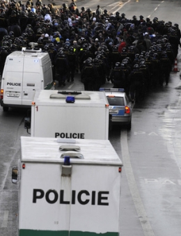 Fanoušci Baníku Ostrava přicházejí za doprovodu policie do Edenu.