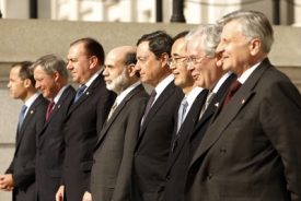 Guvern&eacute;ři světov&yacute;ch bank skupiny G7 p&oacute;zuj&iacute; fotografům.