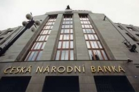 ČNB snížila úrokovou sazbu a koruna okamžitě oslabila.