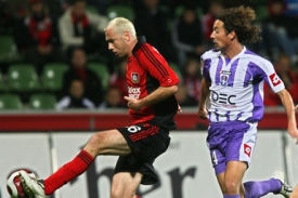 Sergej Barbarez (vlevo), bosensk&yacute; &uacute;točn&iacute;k Leverskusenu