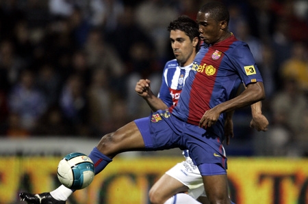 Barcelonský Samuel Eto'o a hráč Recreativa Huelva Dani Bautista