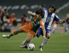 Diego (vlevo), hráč fotbalového klubu Werder Brémy s Franciscem Rufetem z Barcelony