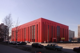 Šestipodlažní budovu obklopují nevzhledné paneláky. Šestipodlažní budovu obklopují nevzhledné paneláky.