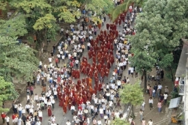 Protestní pochod mnichů a občanů