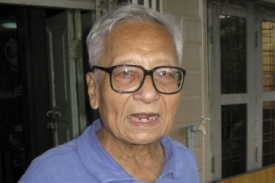 Propuštěný Wim Tin u domu přítele v Rangúnu (Yangonu).
