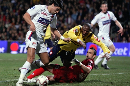 Milan Baroš střílí gól do sítě Sochaux Milan Baroš střílí gól do sítě Sochaux
