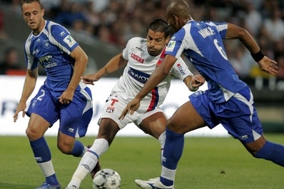 Milan Baroš (v bílém) pomohl Lyonu gólem k vítězství v prvním kole francouzské ligy nad Auxerre. Milan Baroš (v bílém) pomohl Lyonu gólem k vítězství v prvním kole francouzské ligy nad Auxerre.