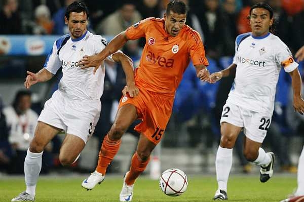Útočník Galatasaraye Istanbul Milan Baroš (v oranžovém).