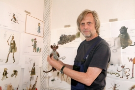 Jiř&iacute; Barta ve sv&eacute;m ateli&eacute;ru.